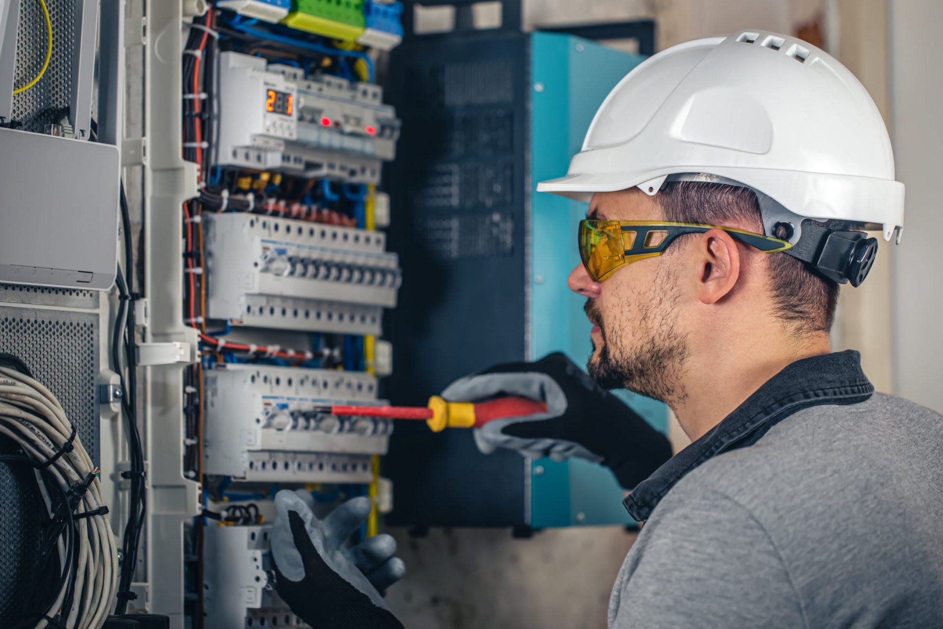 Eletricista Industrial fazendo uma manutenção elétrica em uma máquina na industria