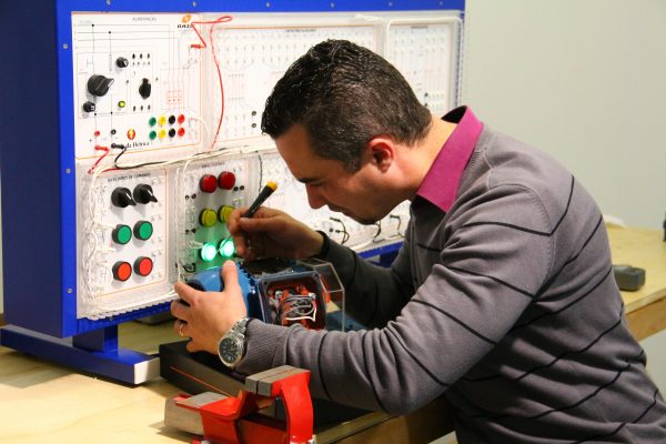 Aprender Comandos Elétricos: everton ensinando na prática