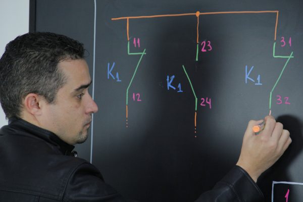 Aprender Comandos Elétricos: everton moraes na lousa